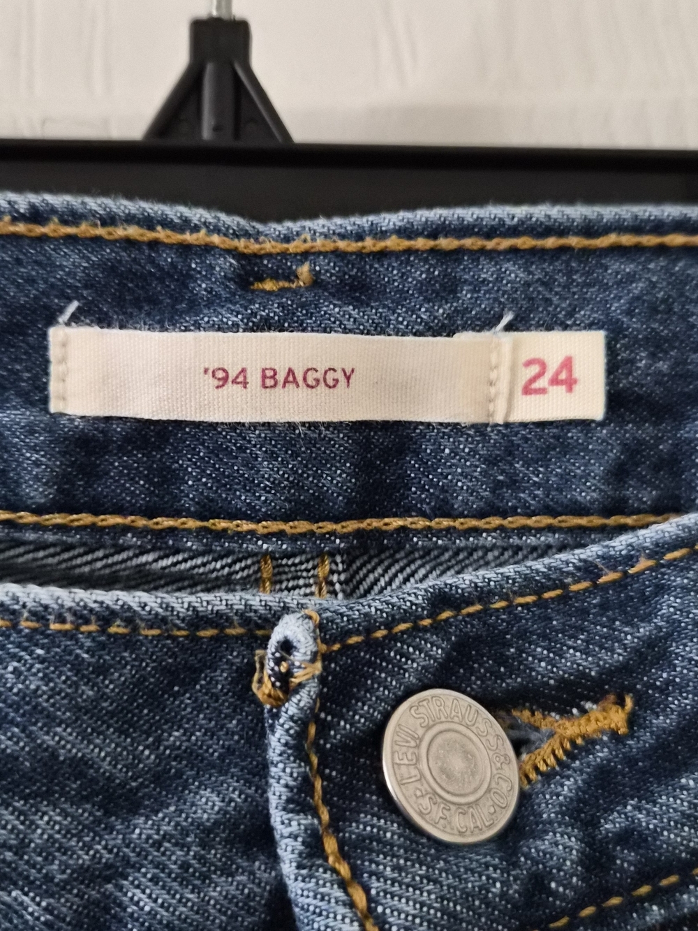 Levi's Classic Straight-Leg Jeans in Medium Blue Wash - Picture 2 of 3